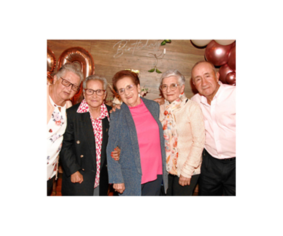 Fotos | Argemiro Idárraga | LA PATRIA La homenajeada en compañía de sus hermanos y cuñada: Marina Patiño, Inés Patiño, Blanca Míriam, Blanca Cárdenas de Patiño y Rafael Patiño. Fotos | Argemiro Idárraga | LA PATRIA La homenajeada en compañía de sus hermanos y cuñada: Marina Patiño, Inés Patiño, Blanca Míriam, Blanca Cárdenas de Patiño y Rafael Patiño.