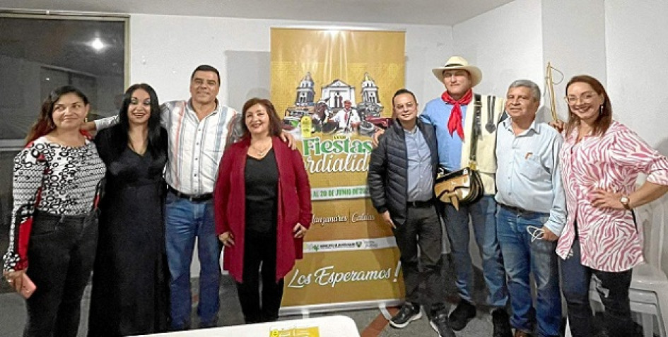 Para hablar de las Fiestas de La Cordialidad de Manzanares (Caldas) se reunieron Andrea Figueroa, Martha Yaneth Álvarez López, registradora de Manizales, Gerardo Osorio (cantante), Andrés Duque Osorio, alcalde de Manzanares; María Dolly Montes, exconcejala y escritora; Daniel Ramírez, gestor cultural y gerente de las fiestas; Elkin Castillo Álvarez, realizador del afiche del arriero; Jaime Alfonso Ossa y Andrea Quintero, periodista. Para hablar de las Fiestas de La Cordialidad de Manzanares (Caldas) se reunieron Andrea Figueroa, Martha Yaneth Álvarez López, registradora de Manizales, Gerardo Osorio (cantante), Andrés Duque Osorio, alcalde de Manzanares; María Dolly Montes, exconcejala y escritora; Daniel Ramírez, gestor cultural y gerente de las fiestas; Elkin Castillo Álvarez, realizador del afiche del arriero; Jaime Alfonso Ossa y Andrea Quintero, periodista.