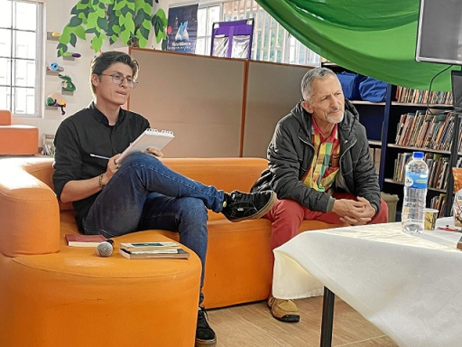 Foto | Cortesía | LA PATRIA En la Biblioteca Pública Municipal Juan de Dios, del municipio de Aranzazu, el escritor aranzacita Rubén Darío Zuluaga Gómez presentó su más reciente libro "Lo Dijo Casandra", en medio de un conversatorio con el estudiante universitario Nixon Orlay Salazar González y la participación de un selecto auditorio. Zuluaga Gómez es además actor, director, dramaturgo, amante del teatro desde su adolescencia; ha escrito en varios periódicos del país y es docente de la Universidad de Caldas. En su familia hay otros tres hermanos que también son escritores. Foto | Cortesía | LA PATRIA En la Biblioteca Pública Municipal Juan de Dios, del municipio de Aranzazu, el escritor aranzacita Rubén Darío Zuluaga Gómez presentó su más reciente libro "Lo Dijo Casandra", en medio de un conversatorio con el estudiante universitario Nixon Orlay Salazar González y la participación de un selecto auditorio. Zuluaga Gómez es además actor, director, dramaturgo, amante del teatro desde su adolescencia; ha escrito en varios periódicos del país y es docente de la Universidad de Calda