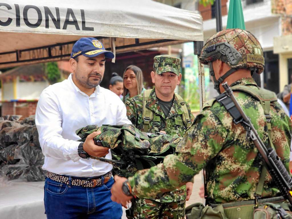 Foto | Cortesía | LA PATRIA  El alcalde de Supía, Marco Antonio Londoño Zuluaga, hizo entrega en la Plaza de Bolívar del municipio la dotación de material de campaña a los soldados de las tropas del Batallón de infantería N° 22 Batalla de Ayacucho del departamento de Caldas.