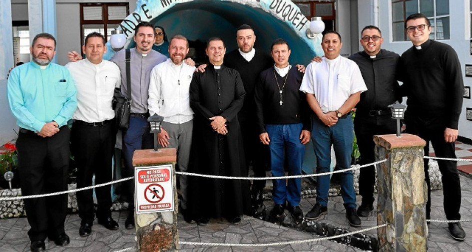 Foto | Luis Fernando Rodríguez García | LA PATRIA Sacerdotes de la Vicaria Episcopal del norte de Caldas, en la celebración de la Fiesta de la Comunión, realizada en las instalaciones de la Casa de Oración y Peregrinación Madre María Berenice, en Salamina. Asistieron: Alexánder Rendón Ospina, de Aranzazu; José Rodolfo Ocampo González, de Neira; John Edward Trujillo, de Marulanda; John Edward Agudelo, de San Félix; José Miller Henao, de Salamina; Jaime Alberto Pérez Villegas, de Salamina; Jesús Antonio Cardona Montes, de La Merced; Elkin Germán Herrera Tirado, de Samaria; Kostar Eduardo Ramírez Cardona, de Aranzazu, y Christian Camilo Franco Mejía, de Neira. Foto | Luis Fernando Rodríguez García | LA PATRIA Sacerdotes de la Vicaria Episcopal del norte de Caldas, en la celebración de la Fiesta de la Comunión, realizada en las instalaciones de la Casa de Oración y Peregrinación Madre María Berenice, en Salamina. Asistieron: Alexánder Rendón Ospina, de Aranzazu; José Rodolfo Ocampo González, de Neira; John Edward Trujillo, de Marulanda; John Edward Agudelo, de San Félix; José Miller Henao, de Salamina; Jaime Alberto Pérez Villegas, de Salamina; Jesús Antonio Cardo