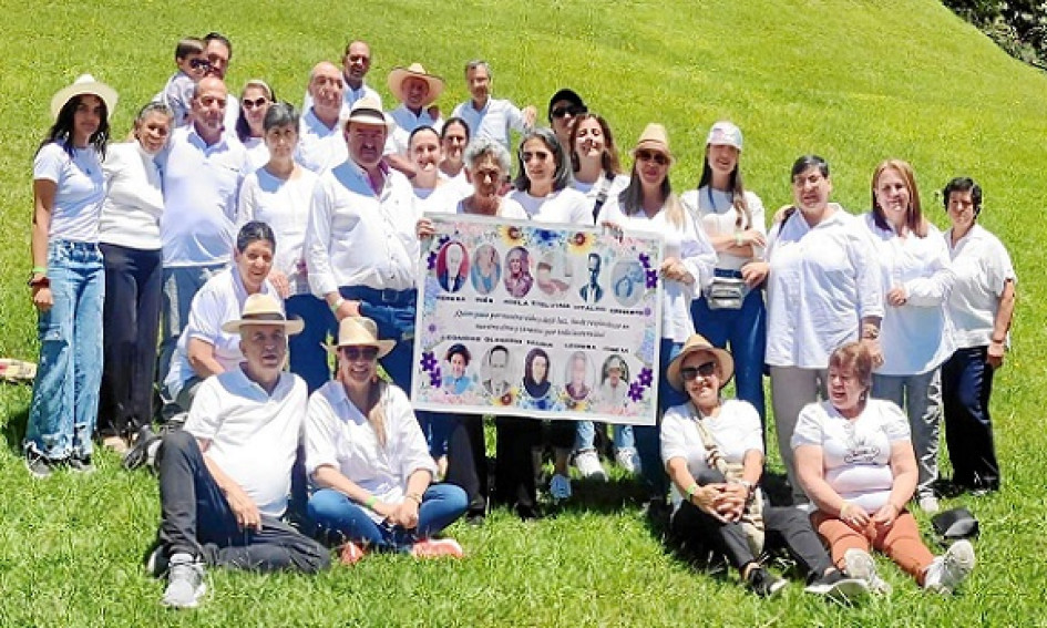 Foto | Rubén Darío López | LA PATRIA Bajo la coordinación de la gestora social de Pensilvania, Nohemy Cardona Botero, en el Centro Vacacional El Bosque de Confa se reunieron 30 integrantes de la familia Cardona Rodríguez. Realizaron actividades, entre las que se destacó la exposición de Carlos Humberto, quien disertó sobre la vida y obra de sus tíos abuelos el padre Daniel María López Rodríguez y el hermano Estanislao Luis (Luis María Rodríguez Franco) con cuyo nombre se inaugurará hoy la nueva sede central de la Institución Educativa Pensilvania. Foto | Rubén Darío López | LA PATRIA Bajo la coordinación de la gestora social de Pensilvania, Nohemy Cardona Botero, en el Centro Vacacional El Bosque de Confa se reunieron 30 integrantes de la familia Cardona Rodríguez. Realizaron actividades, entre las que se destacó la exposición de Carlos Humberto, quien disertó sobre la vida y obra de sus tíos abuelos el padre Daniel María López Rodríguez y el hermano Estanislao Luis (Luis María Rodríguez Franco) con cuyo nombre se inaugurará hoy la nueva sede central
