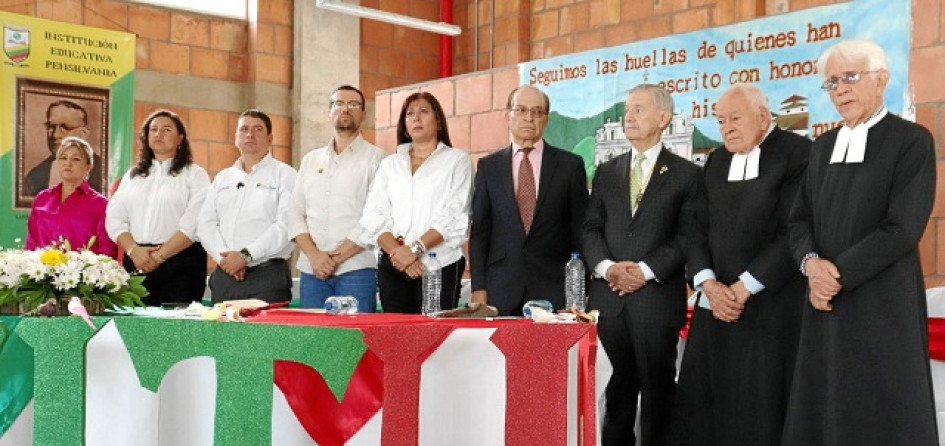 Foto | Rubén Darío López | LA PATRIA La mesa principal del acto de inauguración estuvo conformada por: Mery Rocío González rectora de la Institución Educativa Pensilvania; Diana María Cardona, secretaria de Educación de Caldas; Jorge Orlando García, alcalde de Pensilvania; Luis Carlos Velásquez, gobernador de Caldas; Adriana González, directora del Fondo de Financiamiento de Infraestructura Educativa; Silvio Franco y Gerardo Aristizábal, egresados del colegio; y los hermanos de La Salle Julio Enrique Arias y Hernando Monsalve. Foto | Rubén Darío López | LA PATRIA La mesa principal del acto de inauguración estuvo conformada por: Mery Rocío González rectora de la Institución Educativa Pensilvania; Diana María Cardona, secretaria de Educación de Caldas; Jorge Orlando García, alcalde de Pensilvania; Luis Carlos Velásquez, gobernador de Caldas; Adriana González, directora del Fondo de Financiamiento de Infraestructura Educativa; Silvio Franco y Gerardo Aristizábal, egresados del colegio; y los hermanos de La Salle Julio Enrique Arias