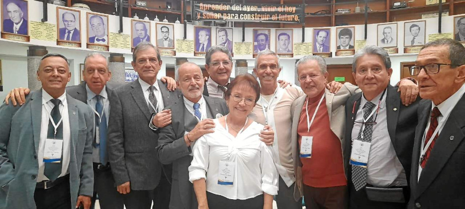 Foto / Cortesía / LA PATRIA La promoción de médicos cirujanos de 1973 de la Universidad de Caldas festejaron 50 años de su egreso. Lo hicieron con actividades en la Facultad de Ciencias de la Salud y en Termales El Otoño. En la imagen: Javier Sanz, Gabriel Toro, Armando Ramírez, Raúl Villegas, Jaime Daza, Colombia Quintero, Jaime Marín, Alberto Burgos, Hernando García y Fernando Ruiz. Foto / Cortesía / LA PATRIA La promoción de médicos cirujanos de 1973 de la Universidad de Caldas festejaron 50 años de su egreso. Lo hicieron con actividades en la Facultad de Ciencias de la Salud y en Termales El Otoño. En la imagen: Javier Sanz, Gabriel Toro, Armando Ramírez, Raúl Villegas, Jaime Daza, Colombia Quintero, Jaime Marín, Alberto Burgos, Hernando García y Fernando Ruiz.
