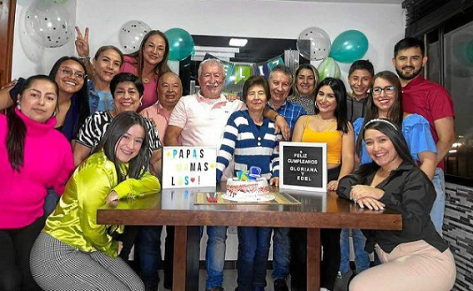 Edelbeto Àlvarez Holguín compartió esta fecha en compañía de la familia Álvarez, en especial de sus hijas María José e Isabella, y de su esposa Zuleny Carmona Trujillo. Edelbeto Àlvarez Holguín compartió esta fecha en compañía de la familia Álvarez, en especial de sus hijas María José e Isabella, y de su esposa Zuleny Carmona Trujillo.
