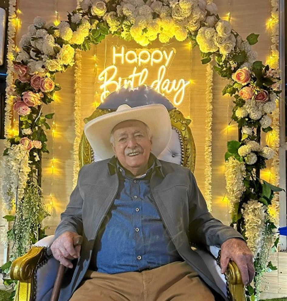 Foto| Cortesía | LA PATRIA El Pacoreño José Manuel Osorio Martínez cumplió 100 años el pasado 19 de junio. Toda una vida dedicada al campo en la vereda de Las Coles. Ahora reside en Sabaneta (Antioquia). Tuvo 9 hijos: Jaime, José Bonel, Ernesto, Lucelly, José Leonel, Ramiro, Lisban, Sigifredo y Amparo. Su familia ahora agradece por su larga vida y celebrarle los 100 años. Foto| Cortesía | LA PATRIA El Pacoreño José Manuel Osorio Martínez cumplió 100 años el pasado 19 de junio. Toda una vida dedicada al campo en la vereda de Las Coles. Ahora reside en Sabaneta (Antioquia). Tuvo 9 hijos: Jaime, José Bonel, Ernesto, Lucelly, José Leonel, Ramiro, Lisban, Sigifredo y Amparo. Su familia ahora agradece por su larga vida y celebrarle los 100 años.
