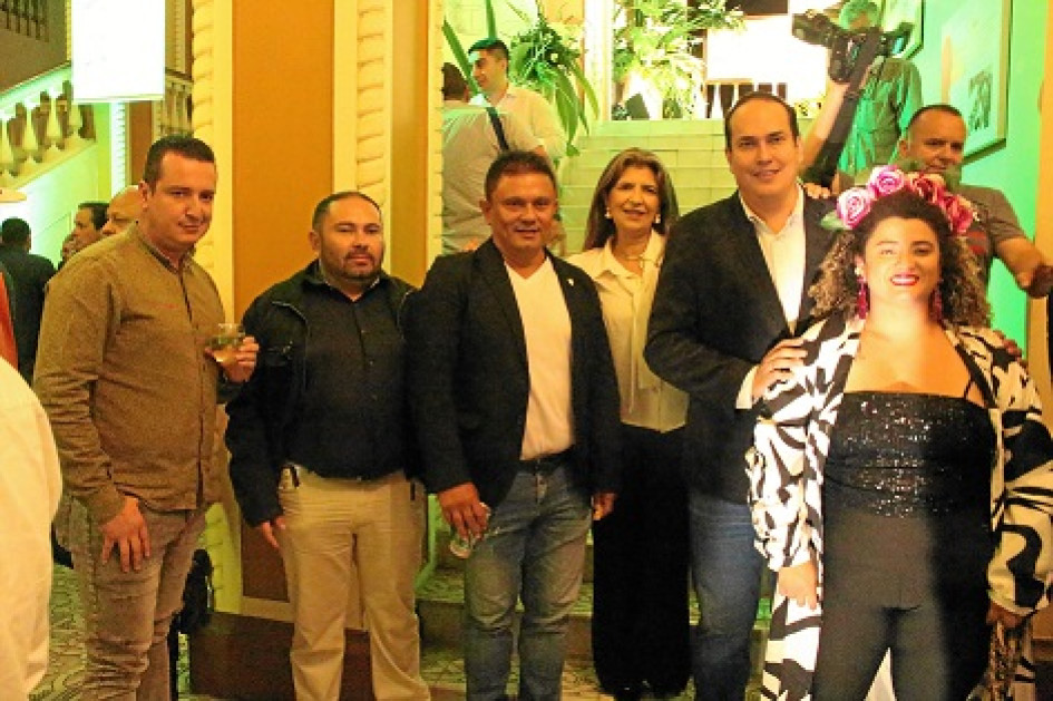 Andrés Felipe Castaño; Freddy Arenas Monsalve, diputado; Carlos Hernán Serna Trejos, diputado; Gloria Lucía Echeverry; Andrés Fernando Chaparro, diputado y presidente de la Asamblea Departamental; y Juanita Espeleta, secretaria de Integración y Desarrollo Social de Caldas. Andrés Felipe Castaño; Freddy Arenas Monsalve, diputado; Carlos Hernán Serna Trejos, diputado; Gloria Lucía Echeverry; Andrés Fernando Chaparro, diputado y presidente de la Asamblea Departamental; y Juanita Espeleta, secretaria de Integración y Desarrollo Social de Caldas.
