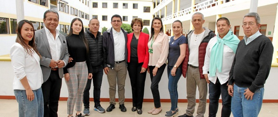 Foto | Argemiro Idárraga | LA PATRIA El colegio Seminario Redentorista en sus sesenta años bajo el eslogan: La educación no es un oficio sino una vocación, se reunió con comunicadores de la ciudad y egresados de la institución para dar a conocer su labor durante estas seis décadas. En la imagen: Diana Londoño Morales, Fabián Giraldo Trejos, Paula Giraldo Bedoya, Édison Castañeda García, José Antonio Rincón Ochoa, rector Seminario Redentorista; Luz Marina Grisales González, coordinadora académica; Lina María Aristizábal Restrepo, Carolina Duarte Pareja, Álvaro Segura López, Jorge William Sánchez Gallego y Ramón Osorio Salazar. Foto | Argemiro Idárraga | LA PATRIA El colegio Seminario Redentorista en sus sesenta años bajo el eslogan: La educación no es un oficio sino una vocación, se reunió con comunicadores de la ciudad y egresados de la institución para dar a conocer su labor durante estas seis décadas. En la imagen: Diana Londoño Morales, Fabián Giraldo Trejos, Paula Giraldo Bedoya, Édison Castañeda García, José Antonio Rincón Ochoa, rector Seminario Redentorista; Luz Marina Grisales González, coordinadora académica; Lina María