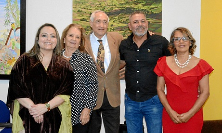 Fotos | Freddy Arango | LA PATRIA Ana María Delgado, gerente de la Fundación BAT; Elvira Escobar de Restrepo, presidenta del MAC; Gabriel Barreneche, presidente de la Junta del MAC; Eduardo Buttron Hodwalker, homenajeado; y Laura Orjuela Restrepo, Artista plástica. Fotos | Freddy Arango | LA PATRIA Ana María Delgado, gerente de la Fundación BAT; Elvira Escobar de Restrepo, presidenta del MAC; Gabriel Barreneche, presidente de la Junta del MAC; Eduardo Buttron Hodwalker, homenajeado; y Laura Orjuela Restrepo, Artista plástica.