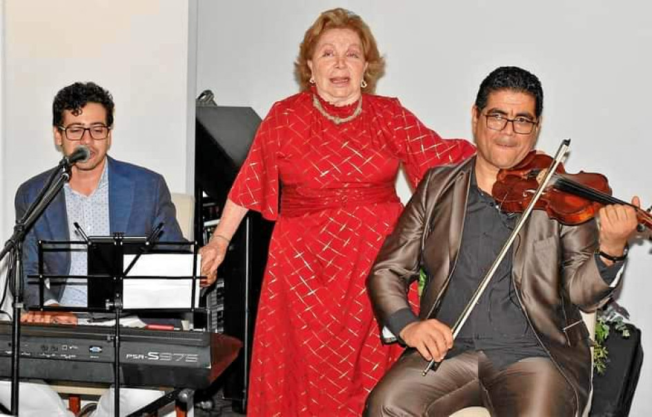 Fotos | Lector | LA PATRIA Blanca Stella García de Valencia acompañada de los músicos que tocaron para festejar su cmpleaños.