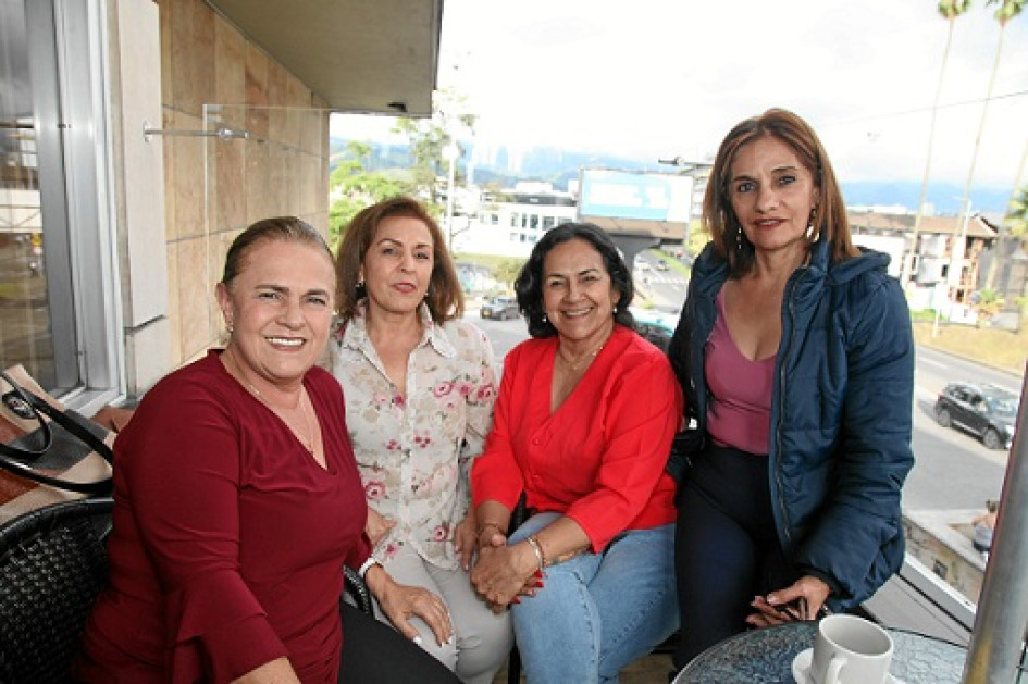 Mariela Marulanda, Míriam Agudelo, Amparo Valencia y Teresita Trujillo, amigas de Manzanares ( Caldas).