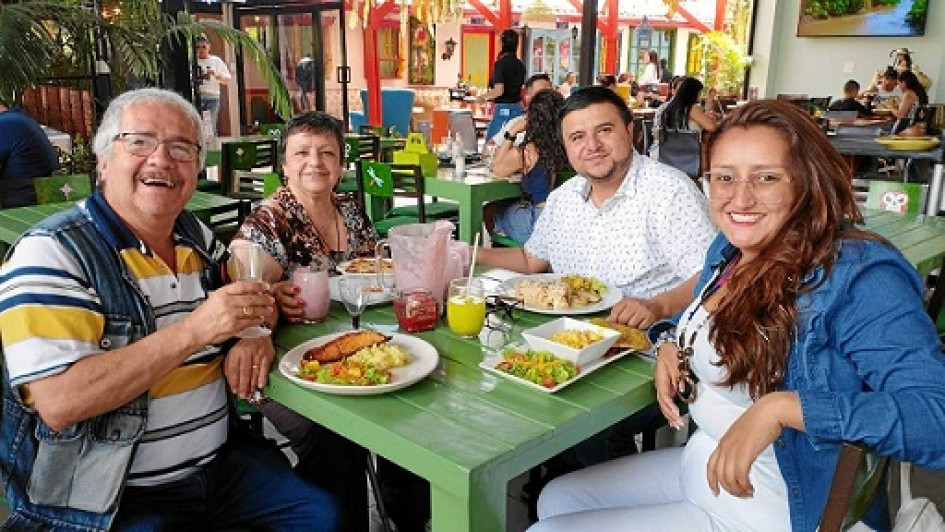 Foto | Lector | LA PATRIA Para celebrar el cumpleaños de Manuela García Castaño se reunieron en el restaurante Chicha Morada Rubén Darío López, Martha Cecilia Toro, Rubmarth Gabriel López y la homenajeada, Manuela García.