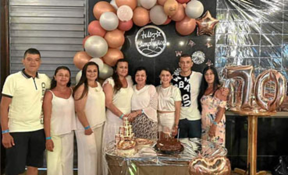 Fotos | Lector | LA PATRIA Gabriela Franco Narváez Escobar con sus siete hijos: John Freddy, Luz Stella, Sandra Milena, Claudia Marcela, Gabriela, María Eugenia y Olga Lucia. Fotos | Lector | LA PATRIA Gabriela Franco Narváez Escobar con sus siete hijos: John Freddy, Luz Stella, Sandra Milena, Claudia Marcela, Gabriela, María Eugenia y Olga Lucia.