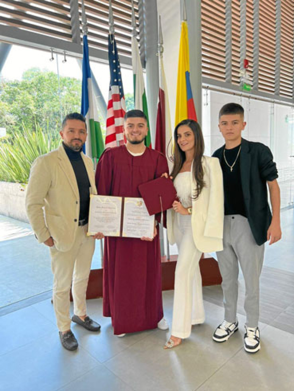 Foto | Cortesía | LA PATRIA Alejandro Jiménez Cardenas obtuvo su grado del Colegio Granadino. En la foto lo acompañan Dayro Alberto Jiménez Ospina, María del Pilar Cárdenas Pineda y Simón Jiménez Cárdenas.