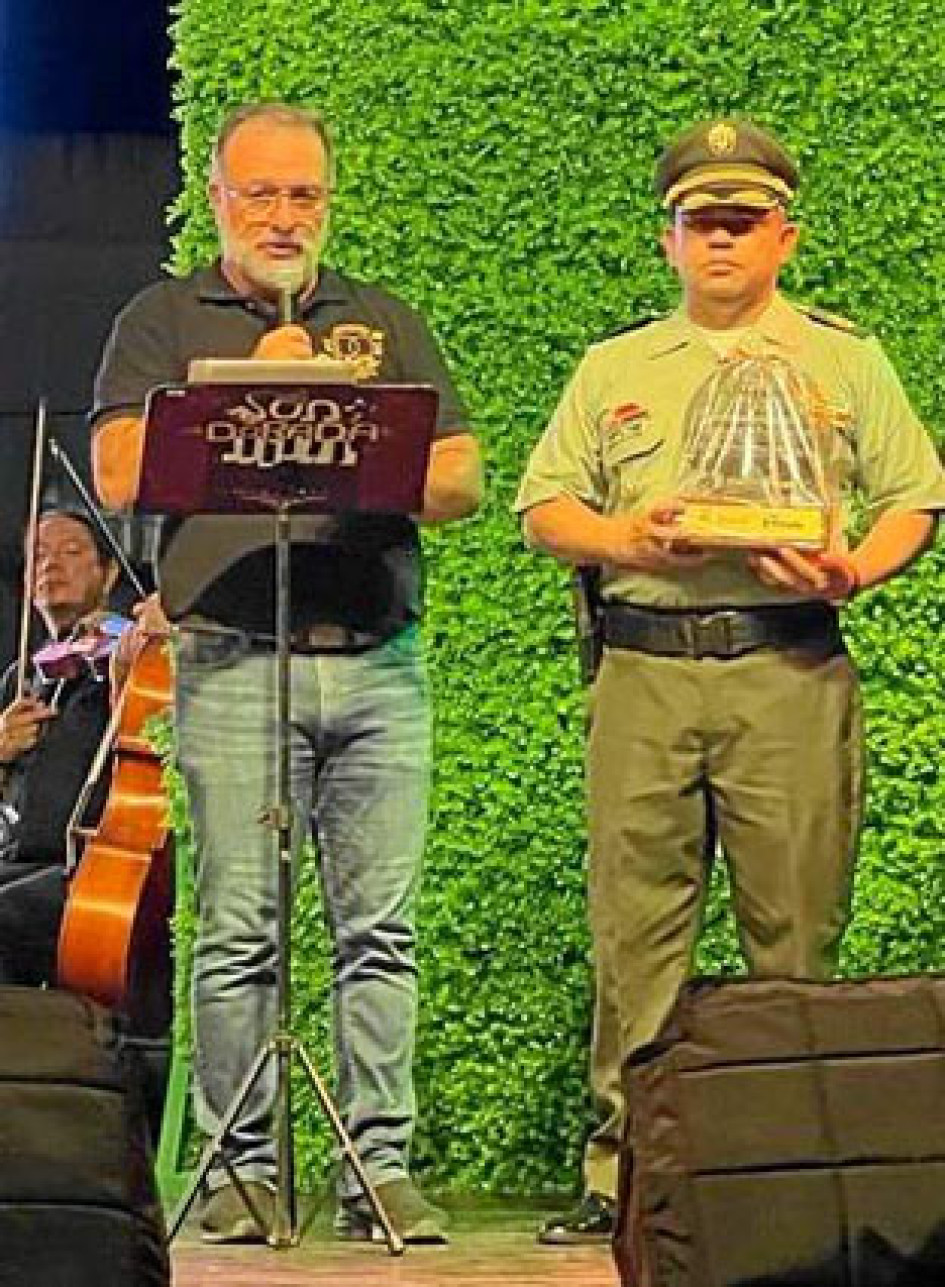 Foto | Cortesía | LA PATRIA El alcalde de la Dorada, César Arturo Álzate Montes, exaltó el desempeño del coronel José Arturo Sánchez Valderrama, como comandante Departamento de Policía Caldas, y le hizo entrega de la orden al mérito ciudadano, Antonio Acosta Gutiérrez “Doradense de Corazón” en un acto simbólico en el marco de la celebración de los 100 años de la ciudad. Foto | Cortesía | LA PATRIA El alcalde de la Dorada, César Arturo Álzate Montes, exaltó el desempeño del coronel José Arturo Sánchez Valderrama, como comandante Departamento de Policía Caldas, y le hizo entrega de la orden al mérito ciudadano, Antonio Acosta Gutiérrez “Doradense de Corazón” en un acto simbólico en el marco de la celebración de los 100 años de la ciudad.