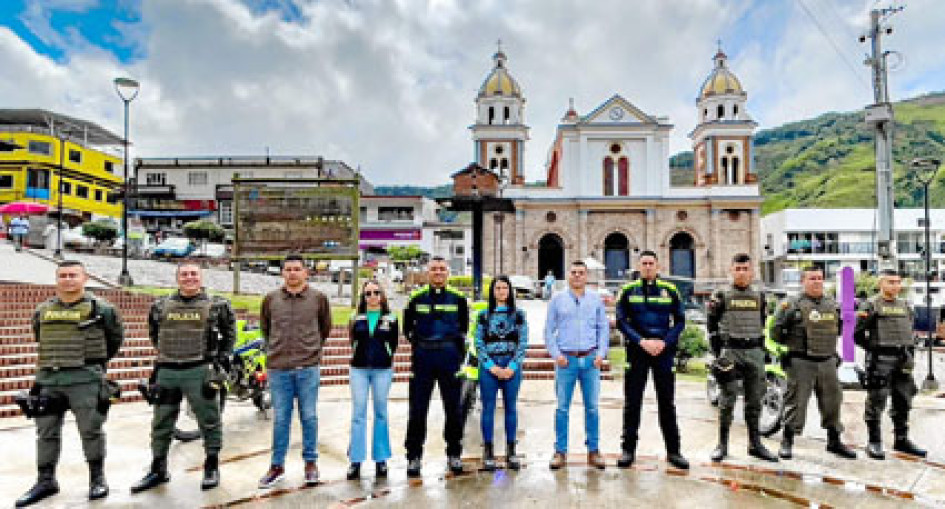 Foto | Henry Giraldo | LA PATRIA La Alcaldía de Manzanares continúa apoyando el trabajo con La Policía de su municipio, con la entrega de dotación de uniformes a los integrantes del Grupo de Reacción del Distrito de Policía Número 5. Agradeció a la fuerza pública por la labor realizada durante las XXXII Fiestas de la Cordialidad que terminan hoy. Foto | Henry Giraldo | LA PATRIA La Alcaldía de Manzanares continúa apoyando el trabajo con La Policía de su municipio, con la entrega de dotación de uniformes a los integrantes del Grupo de Reacción del Distrito de Policía Número 5. Agradeció a la fuerza pública por la labor realizada durante las XXXII Fiestas de la Cordialidad que terminan hoy.
