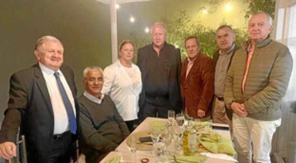 Foto Rubén Darío López LA PATRIA El Restaurante Silente de Manizales fue el punto de encuentro de un grupo de amigos para festejar los 70 años de Pedro García Arango, habitante de Pensilvania. En la imagen Leovigildo Cardona, José Fernando Gómez, Laura Escobar, el festejado, Alberto Hoyos, Eliécer Salazar y Diego Cardona. Foto Rubén Darío López LA PATRIA El Restaurante Silente de Manizales fue el punto de encuentro de un grupo de amigos para festejar los 70 años de Pedro García Arango, habitante de Pensilvania. En la imagen Leovigildo Cardona, José Fernando Gómez, Laura Escobar, el festejado, Alberto Hoyos, Eliécer Salazar y Diego Cardona.