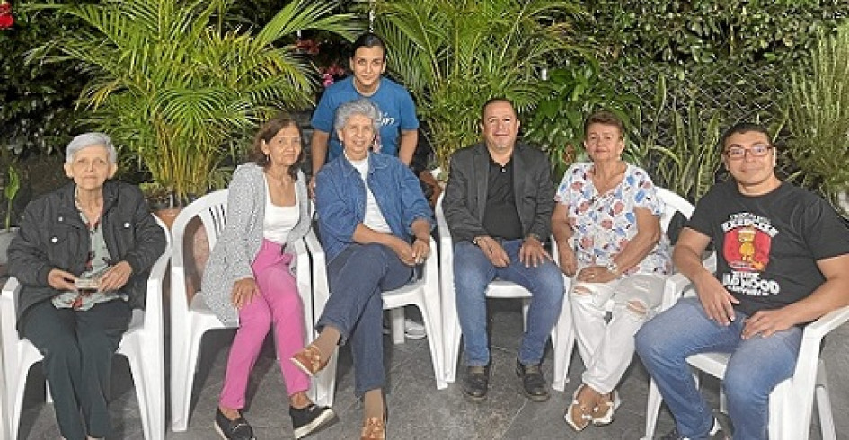 Foto | Lector | LA PATRIA Ayda Nora Ossa fue la ganadora del concurso Serenata Día de Madres que organizó LA PATRIA y su familia hizo llegar un mensaje de agradecimiento al periódico tras recibir el premio. "Queremos agradecer a LA PATRIA por tan excelente regalo a mi mamá. El señor Fernando (el músico) es una gran persona, canta espectacular y tiene un repertorio muy amplio. Mi familia y yo disfrutamos mucho de tan maravillosa sorpresa. Les agradecemos muchísimo". En la imagen: Enith Ossa, Nidia Ossa, Ayda Nora Ossa (mamá ganadora de la serenata), Andrea Cardona, Fernando Cano, Esperanza Ossa y Juan David Agudelo. Foto | Lector | LA PATRIA Ayda Nora Ossa fue la ganadora del concurso Serenata Día de Madres que organizó LA PATRIA y su familia hizo llegar un mensaje de agradecimiento al periódico tras recibir el premio. "Queremos agradecer a LA PATRIA por tan excelente regalo a mi mamá. El señor Fernando (el músico) es una gran persona, canta espectacular y tiene un repertorio muy amplio. Mi familia y yo disfrutamos mucho de tan maravillosa sorpresa. Les agradecemos muchísimo". En la imagen: Enith Ossa, Nidia Ossa, Ayda