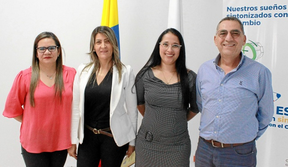 Foto | Cristian Camilo Aguirre | LA PATRIA En la Escuela Superior de Administración Pública (ESAP) Territorial Caldas se celebró el Día del Servidor Público con diferentes condecoraciones. Dubis Astrid Martínez recibió reconocimiento como servidora pública, mientras que Marleny Ospina y Yuliana Henao fueron reconocidas por sus cinco años en la entidad. Jhon Jairo Castaño, director encargado de la ESAP Caldas, entregó las condecoraciones. Foto | Cristian Camilo Aguirre | LA PATRIA En la Escuela Superior de Administración Pública (ESAP) Territorial Caldas se celebró el Día del Servidor Público con diferentes condecoraciones. Dubis Astrid Martínez recibió reconocimiento como servidora pública, mientras que Marleny Ospina y Yuliana Henao fueron reconocidas por sus cinco años en la entidad. Jhon Jairo Castaño, director encargado de la ESAP Caldas, entregó las condecoraciones.