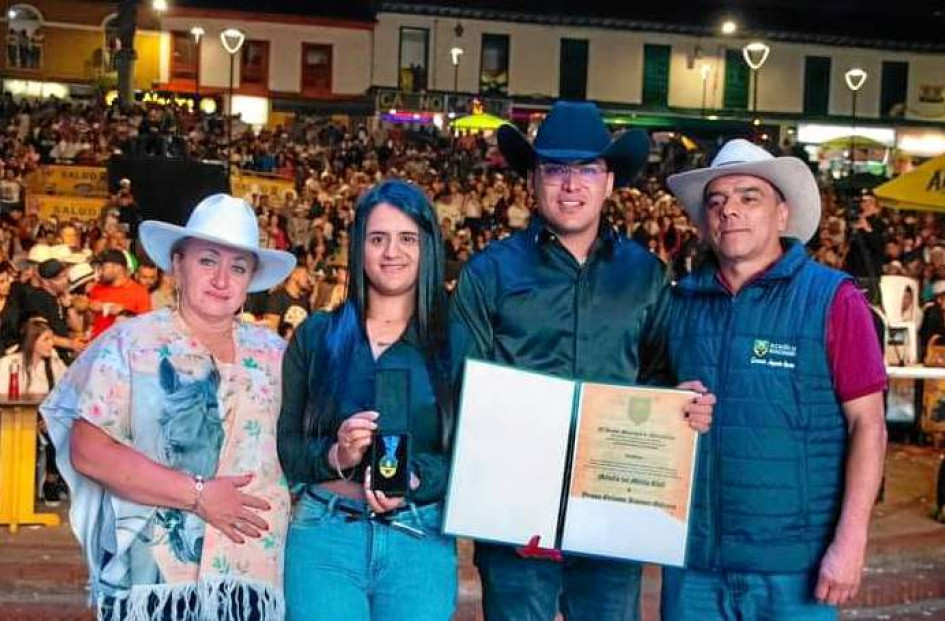 Fotos | Henry Giraldo | LA PATRIA Orden de la Cordialidad en la categoría Mérito Civil al artista, empresario local y patrocinador de esta edición de las Fiestas de la Cordialidad Yeison Jiménez Galeano, que con su gran talento ha contribuido al desarrollo cultural y económico de la región, siendo referente inspirador para las nuevas promesas de la música. Lo acompañan la concejal Vianey Carvajal; Carolina Ossa, secretaria de Gobierno; y el alcalde, Gerardo Osorio. Fotos | Henry Giraldo | LA PATRIA Orden de la Cordialidad en la categoría Mérito Civil al artista, empresario local y patrocinador de esta edición de las Fiestas de la Cordialidad Yeison Jiménez Galeano, que con su gran talento ha contribuido al desarrollo cultural y económico de la región, siendo referente inspirador para las nuevas promesas de la música. Lo acompañan la concejal Vianey Carvajal; Carolina Ossa, secretaria de Gobierno; y el alcalde, Gerardo Osorio.