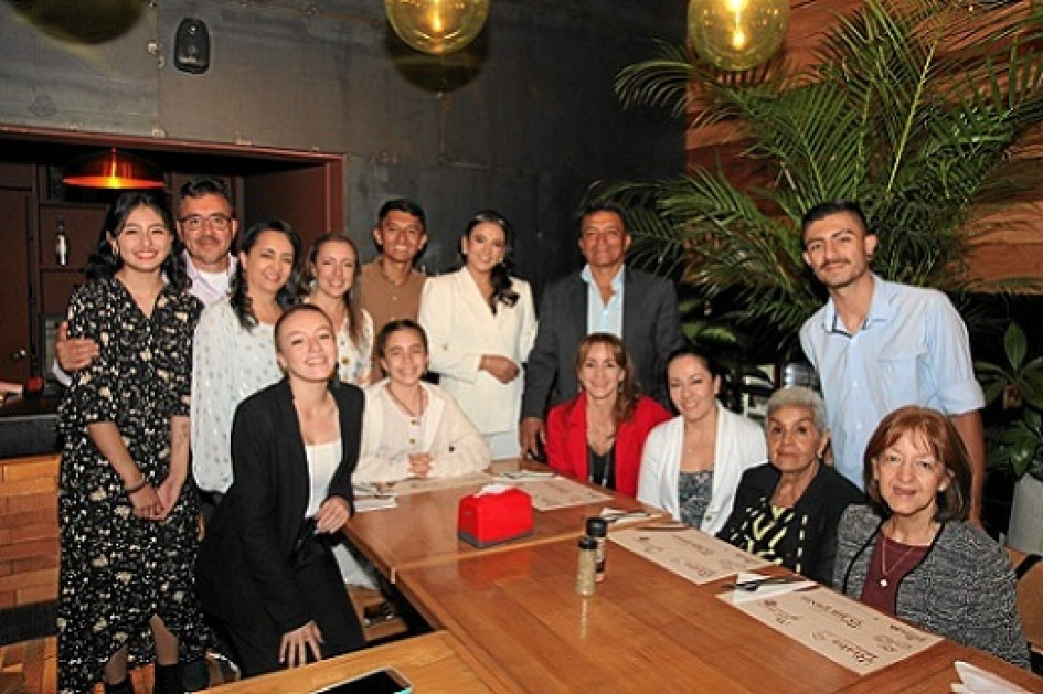 Foto| Argemiro Idárraga| LA PATRIA Arriba: Salomé Escobar, William Nuñez, Ángela Cárdenas, Carolina Cárdenas, Luis Fernando Trejos, Sara Isabel Quintero, Martín Quintero y Felipe Escobar. Abajo: Diana Sofía Quintero,Violeta Silva, Olga Cárdenas, Adriana Cárdenas, Luz Marina Osorio y Olga Correa. Foto| Argemiro Idárraga| LA PATRIA Arriba: Salomé Escobar, William Nuñez, Ángela Cárdenas, Carolina Cárdenas, Luis Fernando Trejos, Sara Isabel Quintero, Martín Quintero y Felipe Escobar. Abajo: Diana Sofía Quintero,Violeta Silva, Olga Cárdenas, Adriana Cárdenas, Luz Marina Osorio y Olga Correa.