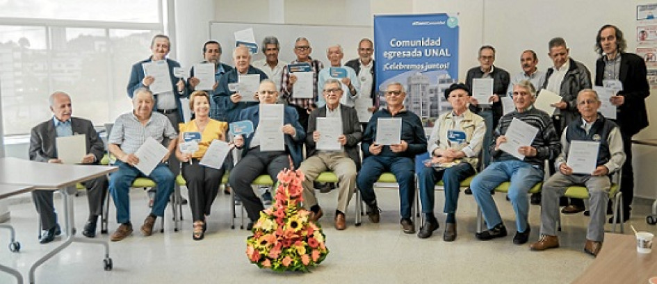 Foto| Cortesía | LA PATRIA Arriba: José Óscar Jaramillo Jiménez, Moisés Noriega Lara, Luis Arturo Gómez Tobón, Jesús María Marín Álvarez, Gonzalo Hoyos Ramírez, Bernardo Aguirre García, Efraín Duque Gómez, Nelson Puerta García, Germán Villegas Estrada, José Germán Girado Serna y Carlos Javier González. Abajo: Tiberio Muñoz Cárdenas, Fernando Duque Naranjo, Luz Marina Trujillo Álvarez, Gabriel Jaramillo Girado, Pablo Emilio Zuluaga, Fernando Mejía Fernández, Profesor Carlos Enrique Ruiz, Jaime García Herrera y Germán Gómez González. Foto| Cortesía | LA PATRIA Arriba: José Óscar Jaramillo Jiménez, Moisés Noriega Lara, Luis Arturo Gómez Tobón, Jesús María Marín Álvarez, Gonzalo Hoyos Ramírez, Bernardo Aguirre García, Efraín Duque Gómez, Nelson Puerta García, Germán Villegas Estrada, José Germán Girado Serna y Carlos Javier González. Abajo: Tiberio Muñoz Cárdenas, Fernando Duque Naranjo, Luz Marina Trujillo Álvarez, Gabriel Jaramillo Girado, Pablo Emilio Zuluaga, Fernando Mejía Fernández, Profesor Carlos Enrique Ruiz, Jaime García Herrera