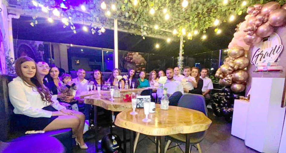 Foto | Lector | LA PATRIA Manuela Buriticá se graduó de Tripulante de Cabina y celebró su logro con una cena en el restaurante La Shiraka. Con ella estuvieron Diana Tangarife, Juan Camilo Flórez, Catalina Buriticá, Juliet Buriticá, Jovany Sánchez, Estela Londoño, Valeria Buriticá, Natalia Quintero, Clara Inés Quintero, Alejandra Tangarife, Constanza Arias, Danilo Tangarife Quintero, Cristian Arias y Samuel David Arias. Foto | Lector | LA PATRIA Manuela Buriticá se graduó de Tripulante de Cabina y celebró su logro con una cena en el restaurante La Shiraka. Con ella estuvieron Diana Tangarife, Juan Camilo Flórez, Catalina Buriticá, Juliet Buriticá, Jovany Sánchez, Estela Londoño, Valeria Buriticá, Natalia Quintero, Clara Inés Quintero, Alejandra Tangarife, Constanza Arias, Danilo Tangarife Quintero, Cristian Arias y Samuel David Arias.