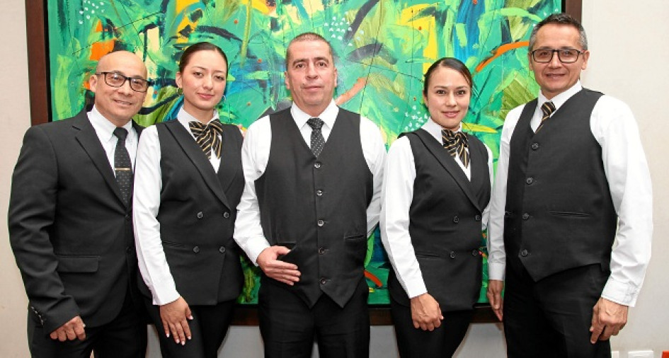 Foto | Argemiro Idárraga | LA PATRIA Wilson Dávila cuenta con 30 años de servicio en el Club Manizales. Junto a él están Alexandra Pineda, Jhon Jairo Bedoya, Mariluz Moreno y Jaime Restrepo, quienes se encargan de brindar una buena atención a los visitantes del Club.