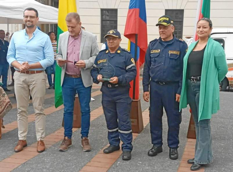 Foto | Lector | LA PATRIA El capitán Óscar Fernando Mejía Muñoz, comandante de Bomberos de Riosucio, con una antigüedad de 46 años en la institución y exdelegado departamental de Bomberos, recibió el Escudo de Caldas en categoría gran escudo por su labor con los caldenses de manos del gobernador de Caldas, Luis Carlos Velásquez. Los acompañan: Martín Augusto Durán Céspedes, secretario de Gobierno de Caldas; el capitán Jairo Alarcón, nuevo delegado departamental de Bomberos; y la secretaria de Medio Ambiente de Caldas, Paola Andrea Loaiza Cruz. Foto | Lector | LA PATRIA El capitán Óscar Fernando Mejía Muñoz, comandante de Bomberos de Riosucio, con una antigüedad de 46 años en la institución y exdelegado departamental de Bomberos, recibió el Escudo de Caldas en categoría gran escudo por su labor con los caldenses de manos del gobernador de Caldas, Luis Carlos Velásquez. Los acompañan: Martín Augusto Durán Céspedes, secretario de Gobierno de Caldas; el capitán Jairo Alarcón, nuevo delegado departamental de Bomberos; y la secretaria de Medio Ambiente