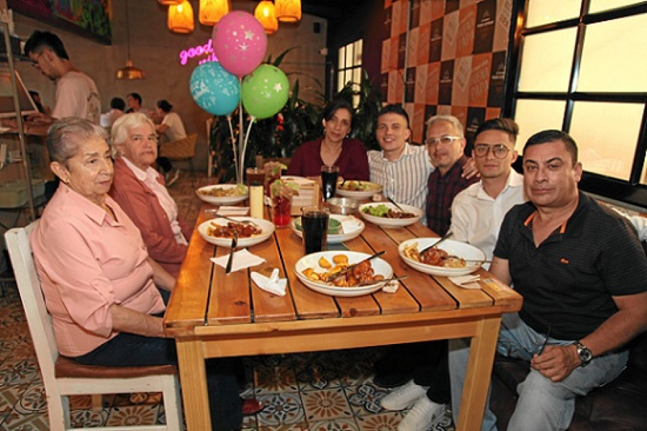 Foto | Argemiro Idárraga | LA PATRIA Rubén Darío Villegas Rodríguez celebró su cumpleaños rodeado de su familia en el restaurante La Patatería. En la imagen: Edelmira Velásquez, Gladis Rodríguez, María Isabel Castaño, Sebastián Villegas Castro, el homenajeado, David Villegas Castro y Eduardo Castro Velásquez. Foto | Argemiro Idárraga | LA PATRIA Rubén Darío Villegas Rodríguez celebró su cumpleaños rodeado de su familia en el restaurante La Patatería. En la imagen: Edelmira Velásquez, Gladis Rodríguez, María Isabel Castaño, Sebastián Villegas Castro, el homenajeado, David Villegas Castro y Eduardo Castro Velásquez.