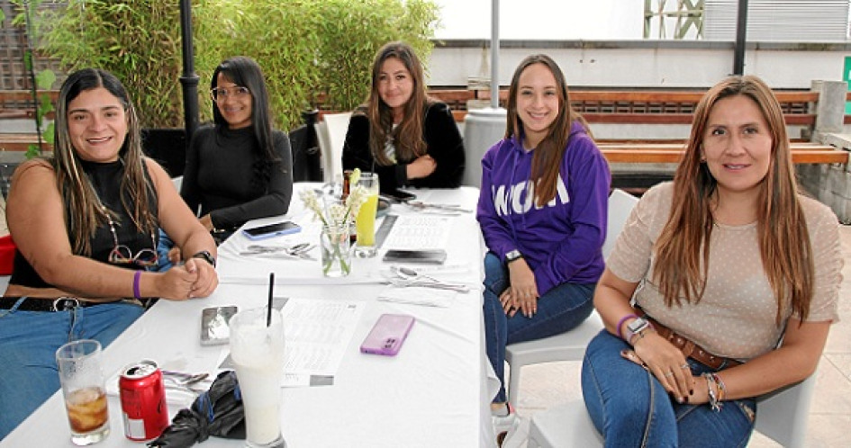 Foto | Argemiro Idárraga | LA PATRIA Paola Díaz Grisales, Lorena Martínez Díaz, Jenny Largo Castellanos, Jeniffer Bermúdez Laverde y Liliana Escobar Barreto, de la empresa Wom Colombia Telecomunicaciones, organizaron un almuerzo laboral en el restaurante El Dauntaun, ubicado en el Centro Histórico de Manizales. Foto | Argemiro Idárraga | LA PATRIA Paola Díaz Grisales, Lorena Martínez Díaz, Jenny Largo Castellanos, Jeniffer Bermúdez Laverde y Liliana Escobar Barreto, de la empresa Wom Colombia Telecomunicaciones, organizaron un almuerzo laboral en el restaurante El Dauntaun, ubicado en el Centro Histórico de Manizales.