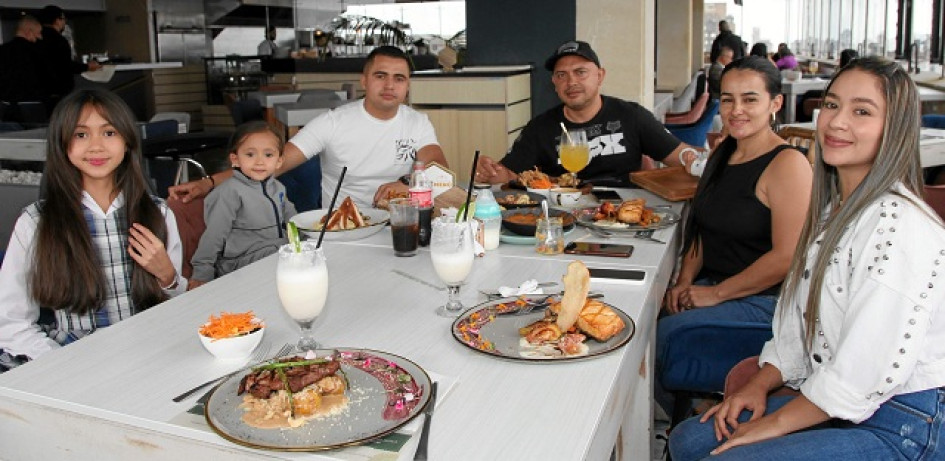 Foto | Argemiro Idárraga | LA PATRIA Sara Giraldo Rua, Isabella Giraldo, Jhon Fredy Giraldo, Didier Giraldo, Alejandra Zuluaga y Elizabeth Rua se reunieron para almorzar en el restaurante La Azotea.