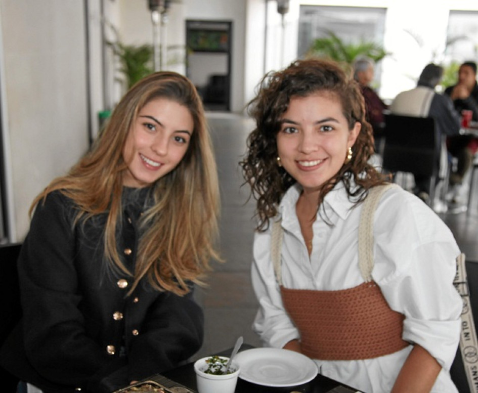 Foto | Argemiro Idárraga | LA PATRIA María Chávez Serna y Valeria Giraldo Villegas se encontraron en el Club Manizales, sede El Cable, para almorzar.