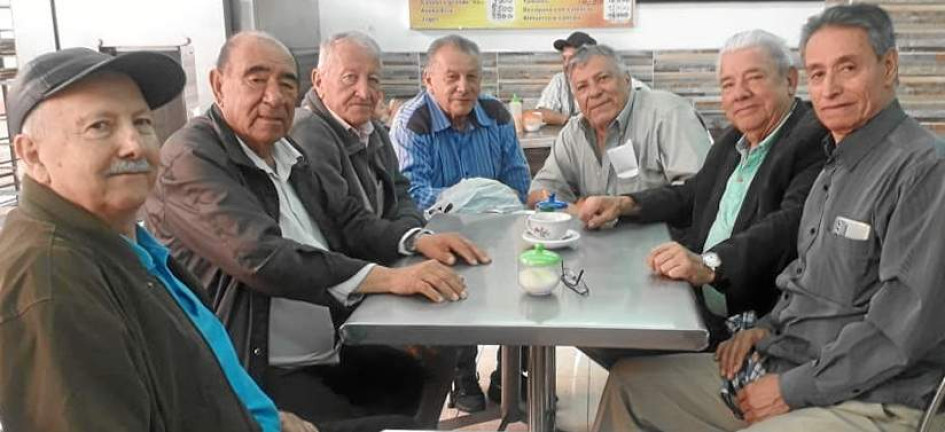 Foto | Argemiro Idárraga | LA PATRIA Cantantes manizaleños se citaron para una tertulia en la residencia de Javier Márquez. Allí asistieron Álvaro Parra, Rodrigo Osorio, Guillermo Gómez, Hernando Zuluaga, Eduardo Martínez, William Ramírez y Nelson Arenas.