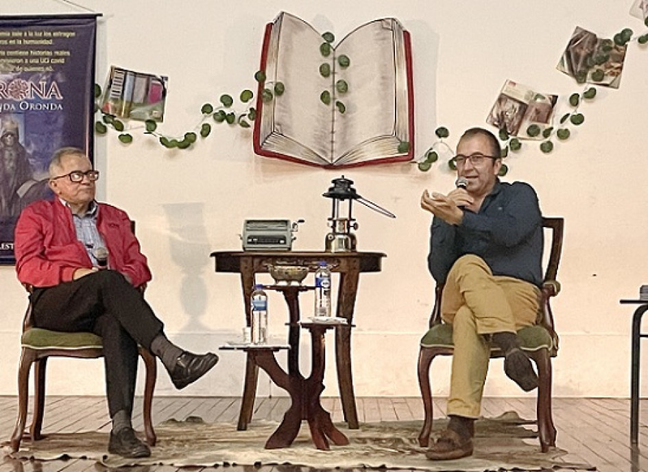 Foto | Diego Salgado | LA PATRIA En Aranzazu, el escritor Mario César Restrepo Velásquez, derecha en la foto, acompañado por el también escritor José Miguel Alzate presentaron el libro Corona & Ronda Oronda, que es una radiografía del coronavirus con historias reales de personas que sobrevivieron a la enfermedad tras pasar por una Unidad de Cuidados Intensivos (UCI), así como el relato de dramas familiares de quienes no corrieron con la misma suerte. Foto | Diego Salgado | LA PATRIA En Aranzazu, el escritor Mario César Restrepo Velásquez, derecha en la foto, acompañado por el también escritor José Miguel Alzate presentaron el libro Corona & Ronda Oronda, que es una radiografía del coronavirus con historias reales de personas que sobrevivieron a la enfermedad tras pasar por una Unidad de Cuidados Intensivos (UCI), así como el relato de dramas familiares de quienes no corrieron con la misma suerte.