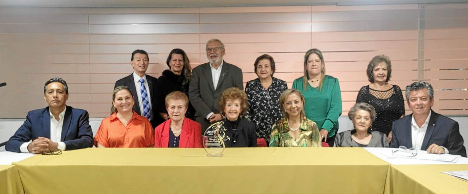 Foto | Lector | LA PATRIA Homenaje al fundador de la Cámara Junior de Manizales Hermann Rodríguez Hoffmann (q.e.p.d). Asistentes: Javier Valencia Marulanda, Clemencia Londoño, Gentil Gómez Mejía, Carmen Teresa Salazar Soto, Ana Esperanza Valencia Rendón y Offir López Ospina. Hernando Amador Pineda, presidente consejo senadores Cámara Junior de Manizales; Erika Arredondo Meza, Fanny Correa Meza, Esther Sierra Botero, poeta y esposa del fundador; María Neyla Sánchez Cedeño, vicepresidenta región suroccidente senado Cámara Junior Colombia; Zulay Meza López y Juan Carlos Pineda Uribe. Foto | Lector | LA PATRIA Homenaje al fundador de la Cámara Junior de Manizales Hermann Rodríguez Hoffmann (q.e.p.d). Asistentes: Javier Valencia Marulanda, Clemencia Londoño, Gentil Gómez Mejía, Carmen Teresa Salazar Soto, Ana Esperanza Valencia Rendón y Offir López Ospina. Hernando Amador Pineda, presidente consejo senadores Cámara Junior de Manizales; Erika Arredondo Meza, Fanny Correa Meza, Esther Sierra Botero, poeta y esposa del fundador; María Neyla Sánchez Cedeño, vicepresidenta región suroccidente