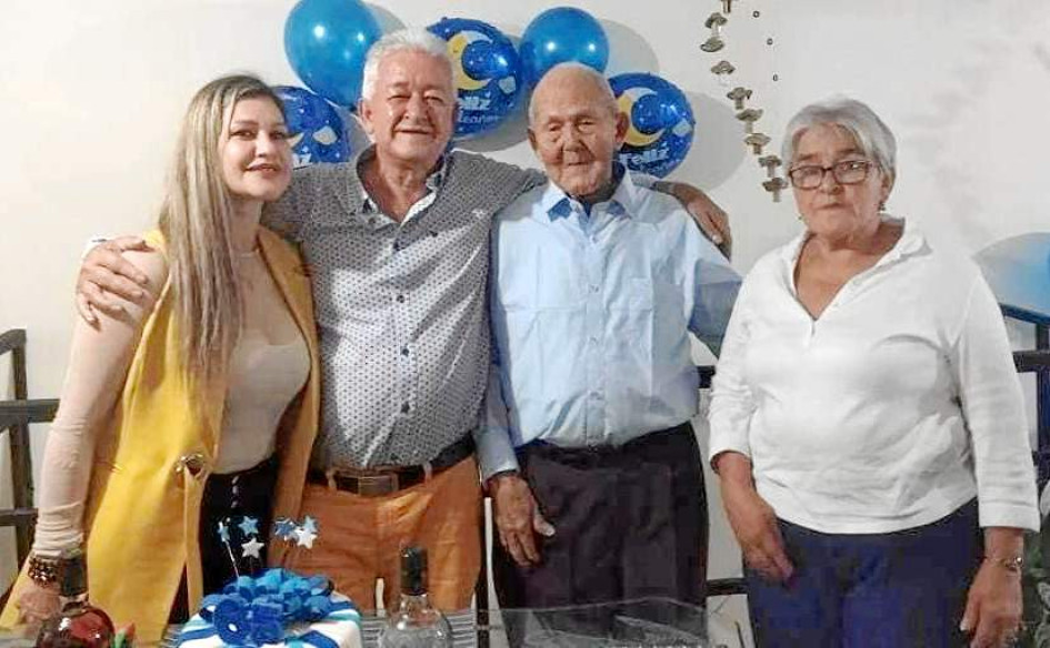 Bolívia (Pensilvania) está de luto. Falleció don Ramón Emilio Quintero a sus 108 años, bien vividos. Fue buen padre, esposo, abuelo y tatarabuelo. Nos dejó muchas enseñanzas y lo recordaremos siempre. Mucha fortaleza para sus hijos Antonio Quintero y demás hermanos; su nieto Mauricio Quintero y toda su familia. Que Dios lo tenga en su santa gloria. Henry Giraldo Bolívia (Pensilvania) está de luto. Falleció don Ramón Emilio Quintero a sus 108 años, bien vividos. Fue buen padre, esposo, abuelo y tatarabuelo. Nos dejó muchas enseñanzas y lo recordaremos siempre. Mucha fortaleza para sus hijos Antonio Quintero y demás hermanos; su nieto Mauricio Quintero y toda su familia. Que Dios lo tenga en su santa gloria. Henry Giraldo