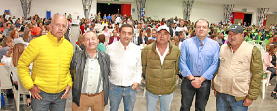 Foto | Argemiro Idárraga | LA PATRIA La Cooperativa de ahorro y vivienda Tax La Feria celebró a sus afiliados el Día de la Madre y del Padre. Asistieron por lo menos mil afiliados. En la imagen la junta directiva de Tax La Feria: Albeiro Ramírez, Mario Augusto Gómez, Orlando Quiceno, Juan Ospina, Juan Carlos Gómez y Ocias Hernández. Foto | Argemiro Idárraga | LA PATRIA La Cooperativa de ahorro y vivienda Tax La Feria celebró a sus afiliados el Día de la Madre y del Padre. Asistieron por lo menos mil afiliados. En la imagen la junta directiva de Tax La Feria: Albeiro Ramírez, Mario Augusto Gómez, Orlando Quiceno, Juan Ospina, Juan Carlos Gómez y Ocias Hernández.