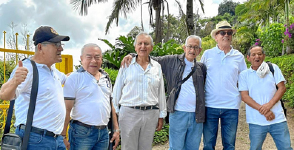 Foto | Rubén Darío López | LA PATRIA Jaime Ocampo Gómez, Leonel Giraldo Sánchez, Nelson Duque Gómez, Orfidio Ocampo Aristizábal, Jairo Salazar Gallo y Uriel Quintero Yepes se encontraron 60 años después en Manizales para recordar su época de estudiantes en la Escuela Andrés Bello, del corregimiento San Daniel (Pensilvania). En esa institución terminaron la primaria con el profesor Carlos Giraldo. Foto | Rubén Darío López | LA PATRIA Jaime Ocampo Gómez, Leonel Giraldo Sánchez, Nelson Duque Gómez, Orfidio Ocampo Aristizábal, Jairo Salazar Gallo y Uriel Quintero Yepes se encontraron 60 años después en Manizales para recordar su época de estudiantes en la Escuela Andrés Bello, del corregimiento San Daniel (Pensilvania). En esa institución terminaron la primaria con el profesor Carlos Giraldo.