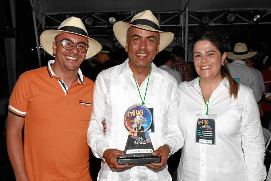 Foto | Luis Fernando Rodríguez García | LA PATRIA José Alexánder Gaviria, fue elegido como el mejor director del 40 Festival Departamental de Bandas Estudiantiles, que se realizo en Salamina. En la imagen lo acompañan: Juan Carlos Ramírez, alcalde de Aguadas y Diana Lucia González de la institución educativa Marino Gómez. Foto | Luis Fernando Rodríguez García | LA PATRIA José Alexánder Gaviria, fue elegido como el mejor director del 40 Festival Departamental de Bandas Estudiantiles, que se realizo en Salamina. En la imagen lo acompañan: Juan Carlos Ramírez, alcalde de Aguadas y Diana Lucia González de la institución educativa Marino Gómez.