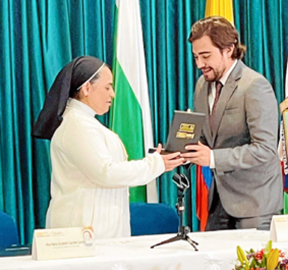 Foto | Tomada de @santiagosoriom | LA PATRIA Las Hermanas de la Presentación recibieron el jueves la Orden de la Democracia Simón Bolívar, máxima distinción del Congreso de la República, por su legado de 150 años y su trabajo por sacar adelante la Clínica de la Presentación, la Universidad Católica y la Fundación Obras Sociales Betania. El reconocimiento lo entregó el jueves el representante a la Cámara por Caldas, Santiago Osorio Marín a la Hermana Elizabeth Caicedo Caicedo, rectora de la universidad Católica. Foto | Tomada de @santiagosoriom | LA PATRIA Las Hermanas de la Presentación recibieron el jueves la Orden de la Democracia Simón Bolívar, máxima distinción del Congreso de la República, por su legado de 150 años y su trabajo por sacar adelante la Clínica de la Presentación, la Universidad Católica y la Fundación Obras Sociales Betania. El reconocimiento lo entregó el jueves el representante a la Cámara por Caldas, Santiago Osorio Marín a la Hermana Elizabeth Caicedo Caicedo, rectora de la universidad Catól