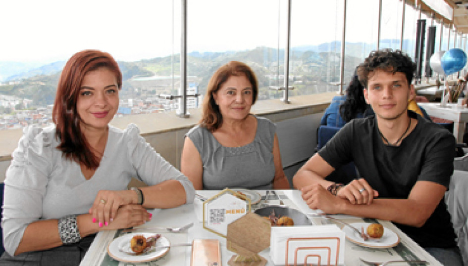 Foto | Argemiro Idárraga | LA PATRIA Laura Beatriz Mejía Nariño celebro su cumpleaños con un almuerzo en el restaurante La Azotea en compañía de Claudia Marcela Cardona y Sebastián Henao Cardona.