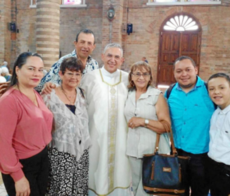 Foto | Albeiro Rudas | LA PATRIA En ceremonia especial celebrada en la catedral de La Pobreza de la ciudad de Pereira y acompañado de su familia y algunos amigos, fue ordenado como nuevo diácono de la parroquia de santa Bárbara de Anserma Rubén Darío Londoño Ossa, quien ha prestado sus servicios en esta parroquia por muchos años y ha demostrado su dedicación al servicio de la iglesia católica. Foto | Albeiro Rudas | LA PATRIA En ceremonia especial celebrada en la catedral de La Pobreza de la ciudad de Pereira y acompañado de su familia y algunos amigos, fue ordenado como nuevo diácono de la parroquia de santa Bárbara de Anserma Rubén Darío Londoño Ossa, quien ha prestado sus servicios en esta parroquia por muchos años y ha demostrado su dedicación al servicio de la iglesia católica.