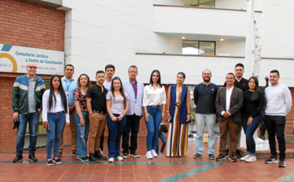 Fotos | Luis Trejos | LA PATRIA Huber Morales, coordinador de la Especialización en Big Data e Inteligencia de Negocios sede Medellín; Luisa Mariana Ríos Bedoya; Juan David Leyton Castaño, coordinador de la Especialización en Big Data e Inteligencia de Negocios sede Manizales;Yamile Toro Jaramillo; Julián David Duque Franco; Germán Sánchez Loaiza; Jackeline García Diaz; Hernán Robledo Giraldo, director Universidad Católica Luis Amigó sede Manizales; Ana Milena Hidalgo Ortiz; Carolina Hidalgo Restrepo, coordinadora de Extensión y Posgrados; Jorge Alberto Jaramillo Garzón, director Científico de BIOS; Juan Carlos Jiménez, gerente de Proyectos & Procesos Consultoría SAS; Germán Andrés Santafé Páez; María Alejandra Parra Upegui y Andrés Felipe Jurado Loaiza. Fotos | Luis Trejos | LA PATRIA Huber Morales, coordinador de la Especialización en Big Data e Inteligencia de Negocios sede Medellín; Luisa Mariana Ríos Bedoya; Juan David Leyton Castaño, coordinador de la Especialización en Big Data e Inteligencia de Negocios sede Manizales;Yamile Toro Jaramillo; Julián David Duque Franco; Germán Sánchez Loaiza; Jackeline García Diaz; Hernán Robledo Giraldo, director Universidad Católica Luis Amigó sede Manizales; Ana Milena Hidalgo Ortiz; Carolina Hidalgo Restrepo, coord