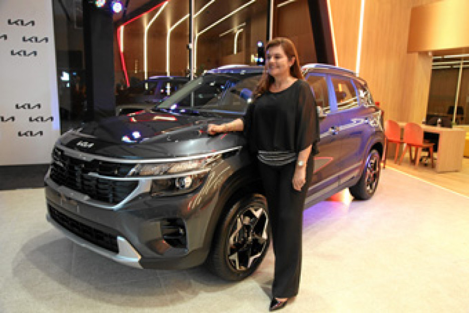 Fotos | Argemiro Idárraga | LA PATRIA Clemencia Mejía Franco, Gerente de Kia, junto a la nueva Kia Seltos 2024 Fotos | Argemiro Idárraga | LA PATRIA Clemencia Mejía Franco, Gerente de Kia, junto a la nueva Kia Seltos 2024