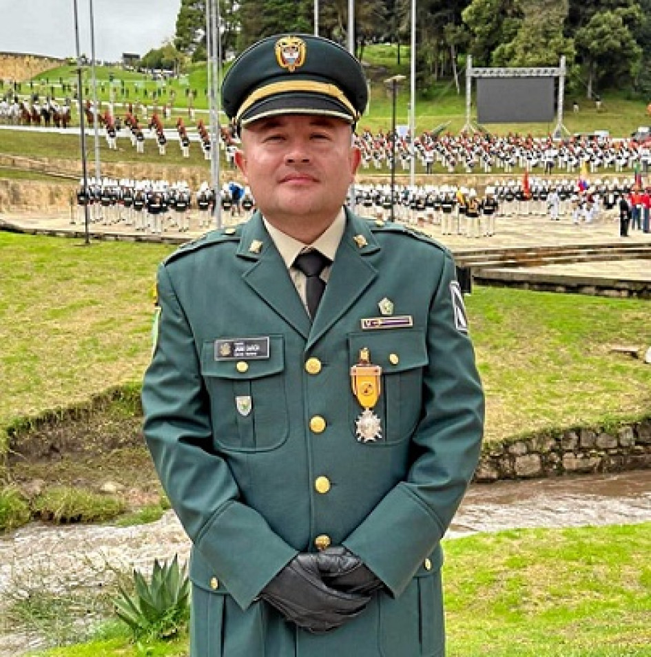 Foto | Lector | LA PATRIA En la ceremonia de conmemoración de la Batalla de Boyacá fue condecorado el capitán Jaime Andrés García Clavijo con la Medalla al Mérito Militar Antonio Nariño. Es hijo de Jaime García y Gladis Clavijo también naturales de Samaná (Caldas), contador público y oficial del Ejército de la Escuela José María Córdoba de Bogotá. Lleva 10 años al servicio de la institución en el Batallón de Infantería de Selva N°49 en La Tagua (Putumayo), Cali, Valledupar y actualmente en Bogotá. En la ceremonia de conmemoración de la Batalla de Boyacá fue condecorado el capitán Jaime Andrés García Clavijo con la Medalla al Mérito Militar Antonio Nariño. Es hijo de Jaime García y Gladis Clavijo también naturales de Samaná (Caldas), contador público y oficial del Ejército de la Escuela José María Córdoba de Bogotá. Lleva 10 años al servicio de la institución en el Batallón de Infantería de Selva N°49 en La Tagua (Putumayo), Cali, Valledupar y actualmente en Bogotá.