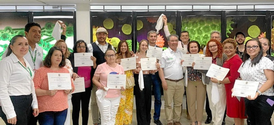 Fotos| Yalile García|LA PATRIA 28 personas, entre ellas 18 de la Mesa de víctimas de Caldas, se certificaron con la norma de competencia laboral en Gestión de Paz. El evento fue organizado por la Unidad Solidaria, Sena Centro para Formación Cafetera, Mesa de Víctimas de Manizales y Fundación Ecológica y de Paz. También participaron organizaciones de la economía popular, solidaria y comunitaria de distintos sectores que quieren hacer de sus liderazgos sociales una fortaleza con la norma de competencia laboral. Fotos| Yalile García|LA PATRIA 28 personas, entre ellas 18 de la Mesa de víctimas de Caldas, se certificaron con la norma de competencia laboral en Gestión de Paz. El evento fue organizado por la Unidad Solidaria, Sena Centro para Formación Cafetera, Mesa de Víctimas de Manizales y Fundación Ecológica y de Paz. También participaron organizaciones de la economía popular, solidaria y comunitaria de distintos sectores que quieren hacer de sus liderazgos sociales una fortaleza con la norma de competencia labora