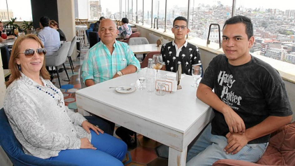 Foto | Argemiro Idárraga | LA PATRIA Darío Aguirre Palomino celebró su cumpleaños con un almuerzo en el restaurante La Azotea. En la imagen aparece en compañía de Ilda Nora Giraldo Salazar, Santiago Aguirre Giraldo y Mariano Aguirre Giraldo.