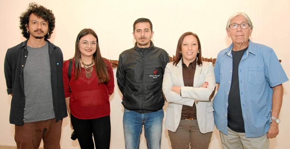 Fotos | Argemiro Idárraga | LA PATRIA Pablo González, expositor, Elisa Castillo, Jorge Mario Cortés, Marcela Echeverri, directora de la Alianza Francesa, y Carlos Velázquez. Fotos | Argemiro Idárraga | LA PATRIA Pablo González, expositor, Elisa Castillo, Jorge Mario Cortés, Marcela Echeverri, directora de la Alianza Francesa, y Carlos Velázquez.