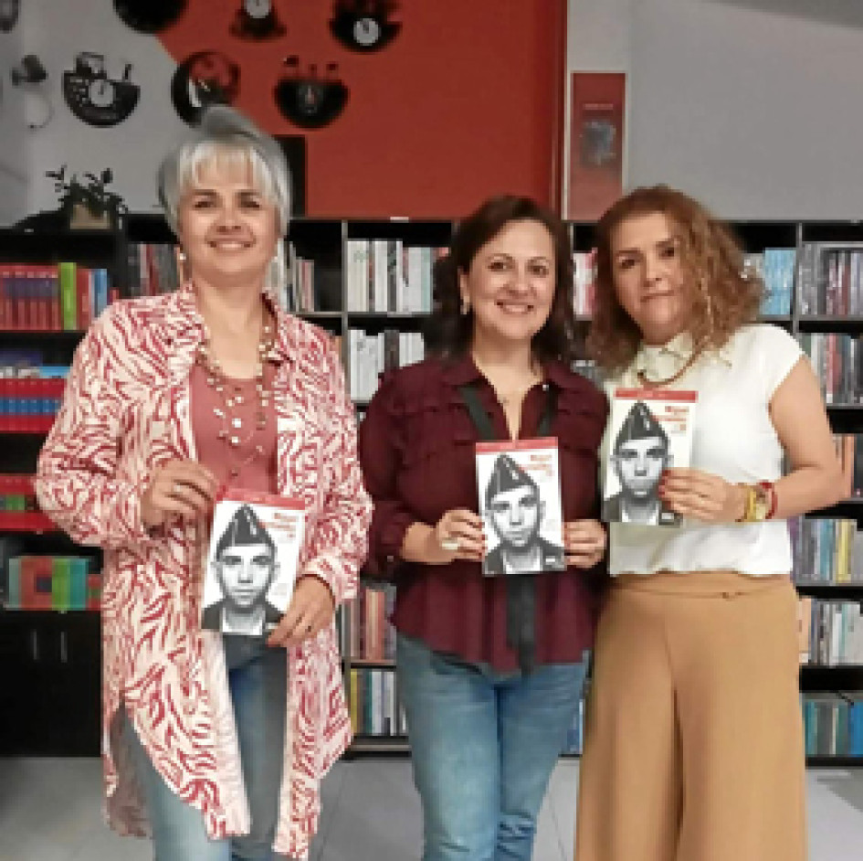Foto | Cortesía Liberia Ágora | la patria Miguel Hernández en 50 poemas fue el libro que se dio a conocer el pasado sábado en la Liberia Ágora. El texto cuenta con la selección y prólogo de Jorge Urrutia. En la imagen: Anita Muñoz, propietaria de la Librería Ágora; Adriana Paola Forero Ospina, editora y creadora de Ediciones Tres Cantos, y Diana Botero Giraldo, jefa de prensa de Ediciones Tres Cantos. Foto | Cortesía Liberia Ágora | la patria Miguel Hernández en 50 poemas fue el libro que se dio a conocer el pasado sábado en la Liberia Ágora. El texto cuenta con la selección y prólogo de Jorge Urrutia. En la imagen: Anita Muñoz, propietaria de la Librería Ágora; Adriana Paola Forero Ospina, editora y creadora de Ediciones Tres Cantos, y Diana Botero Giraldo, jefa de prensa de Ediciones Tres Cantos.